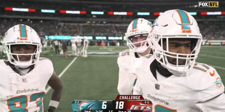 Fox picked up the EXACT moment Tyreek Hill quit on the Dolphins