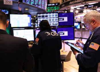Stock Market Today: Stocks edge lower as Fed rally fades amid tariff risks