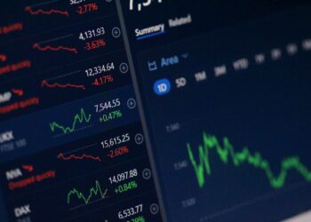 Why Is the Crypto Market Down Today? Bitcoin Drops to $82K as Traders Flee Risk Assets Amid Macro Worries