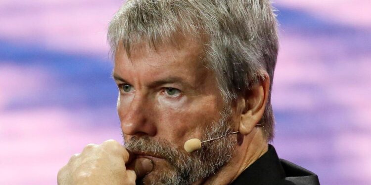 Saylor’s Strategy Issues Shock Bitcoin ‘Sell’ Warning Amid Devastating $10,000 Price Crash Prediction