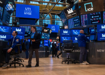 Stock Market Sinks After Trump Threatens Tariffs on Apple, EU