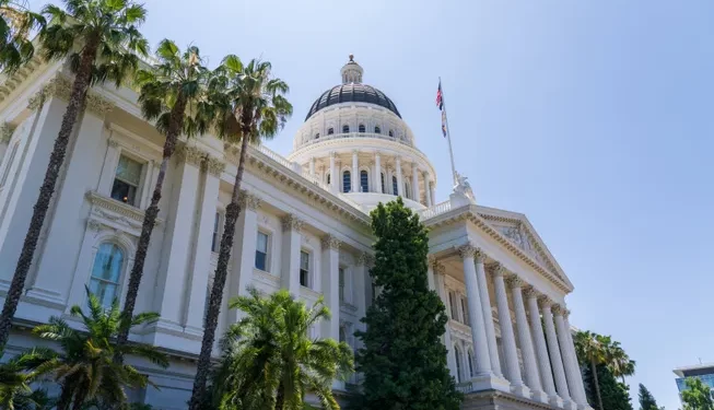 California lawmakers pass bill to expand manufacturing decarbonization projects
