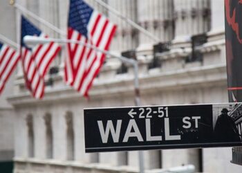 Retail Traders May Face Volatility as Wall Street CEOs Warn of Market Drop Over 10%