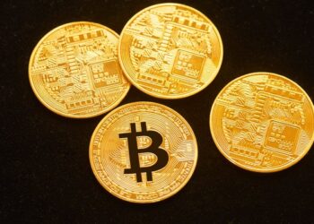 Crypto vs. gold: Which is the best safe haven in a fractured stock market?