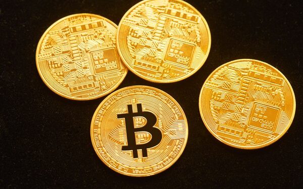 Crypto vs. gold: Which is the best safe haven in a fractured stock market?