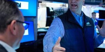 US stocks climb again, even as oil prices get back to rising