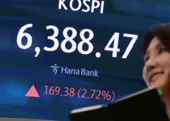 KOSPI sets record peak amid hopes of peace talks, tech rally