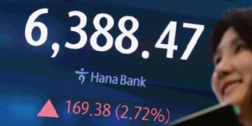 KOSPI sets record peak amid hopes of peace talks, tech rally