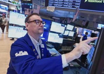 US stocks edge up toward more records as crude oil prices ease