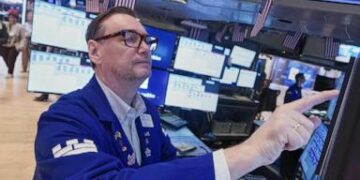 US stocks edge up toward more records as crude oil prices ease