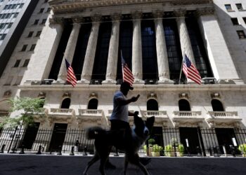 The stock market just did something eerily similar to the dotcom bubble top in 2000